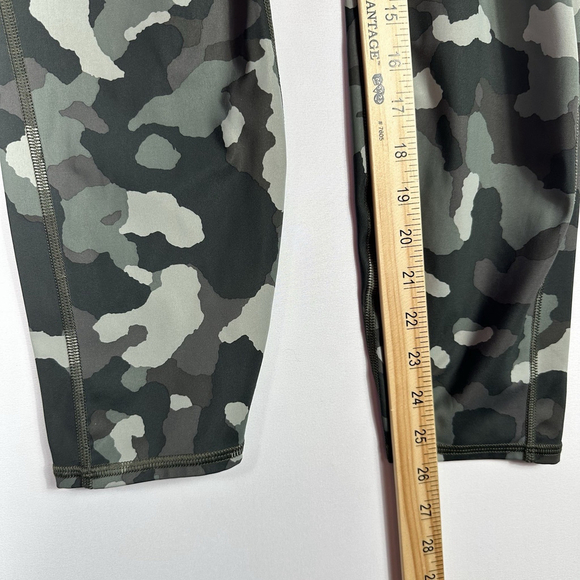 Athleta Lightning Camo 7/8 Tight with Pockets Size Large - Picture 8 of 8